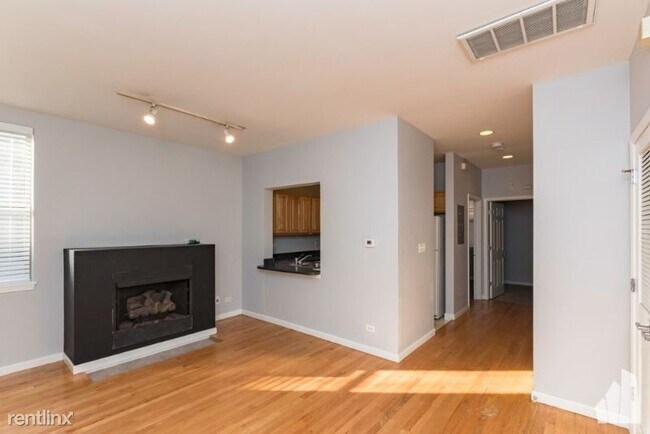 Building Photo - 1321 N Burling St