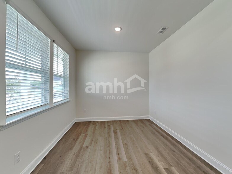 Building Photo - 3503 Lincoln Hts Ln