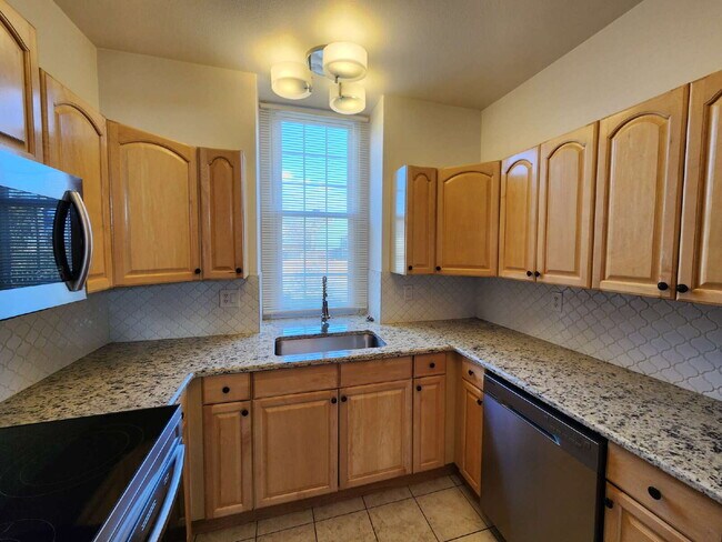 Building Photo - Beautiful 3 Bedroom Home In Great Neighborhood!