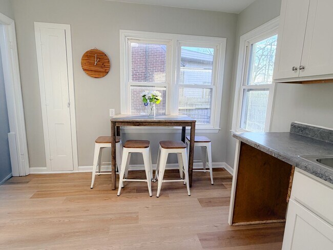 Building Photo - For rent or Sale - 3 bedroom 1 bath house - Updated throughout