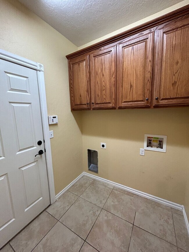 Building Photo - 4 bedroom, 2 bathroom NOW Available!