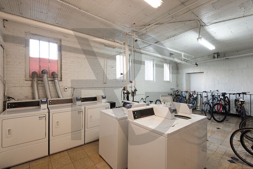 Building Photo - 820 W Waveland Ave
