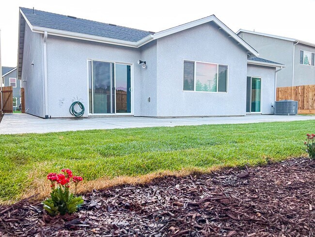 Building Photo - Beautiful 3-Bed, 2-Bath Lennar Home in Daf...