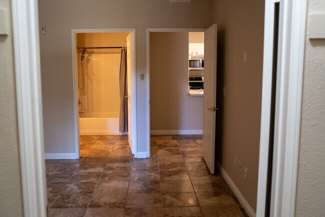 Building Photo - Ground floor spacious 2 Bedroom Condo near pool and gym