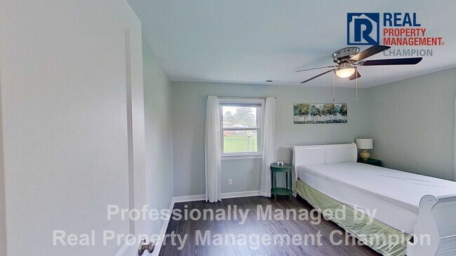 Building Photo - Furnished and Updated 4 BD/2.5 BA Home wit...