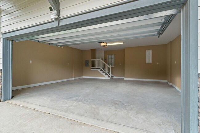 Building Photo - 6008 Trestle St