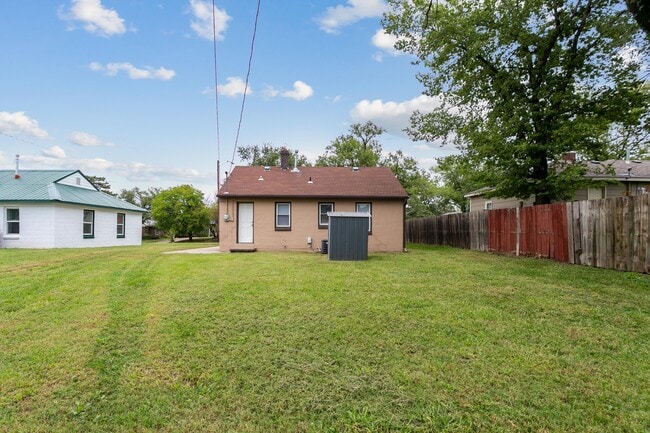 Building Photo - 2925 E Maplewood Dr