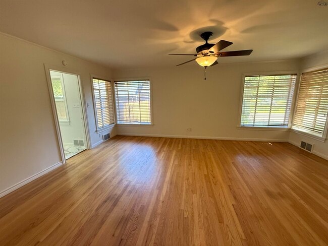 Building Photo - 2208 Avondale St