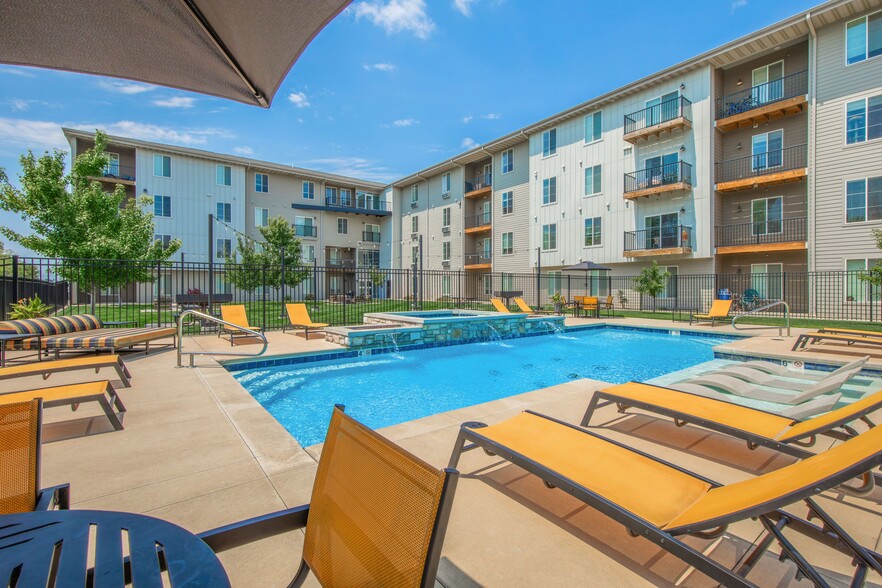 Trails Bend Pool - Trail's Bend Apartments and Townhomes