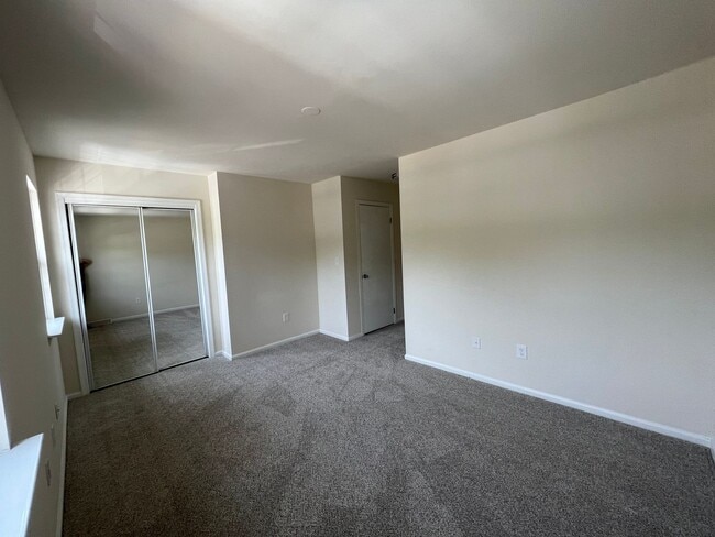Building Photo - 3BR Townhome - Northampton School District