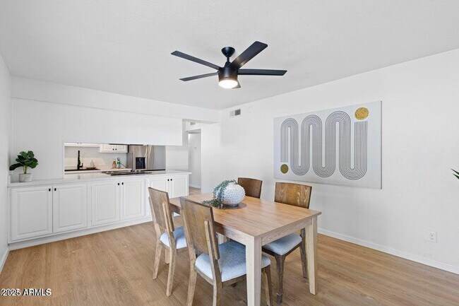 Building Photo - 414 W Santa Cruz Dr