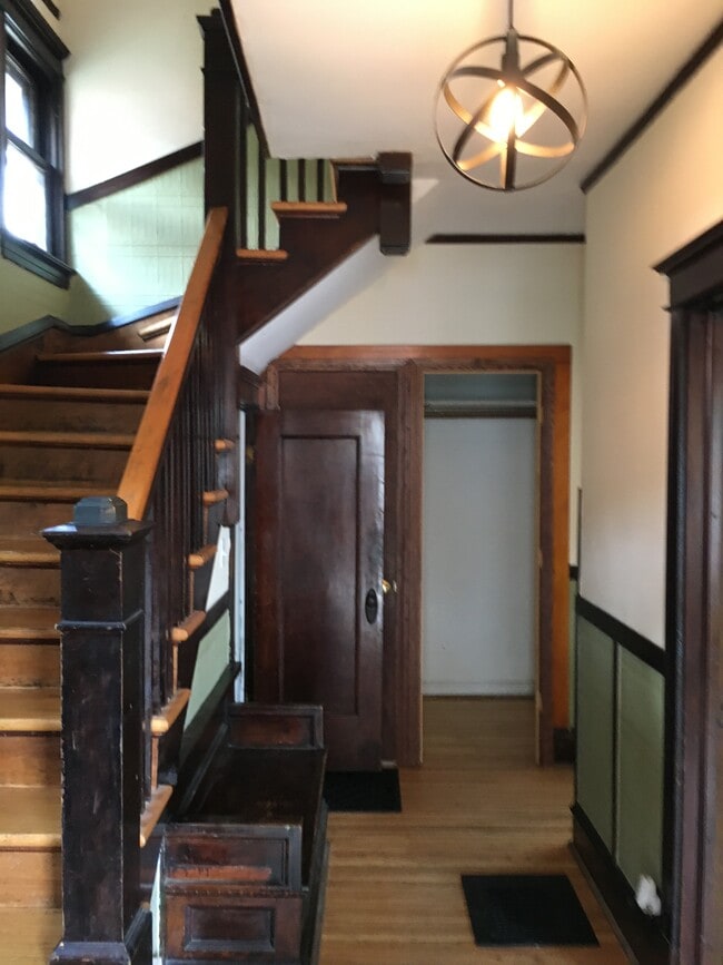 Building Photo - 7228 N Rogers Ave