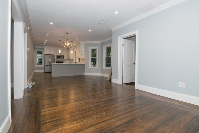Building Photo - No Brokers Fee. InUnit Washer/Dryer, centr...