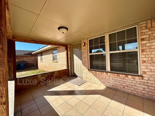 Building Photo - 605 Moraine Ave