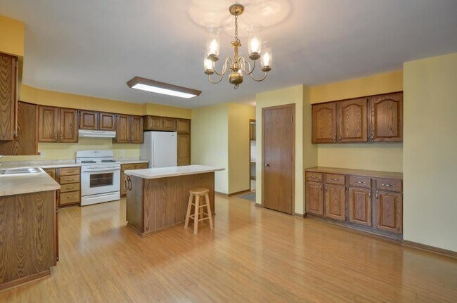 Building Photo - Spacious 4-Bedroom Home with Attached Garage in Salem Lakes