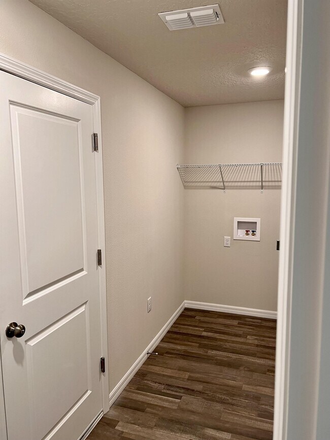 Building Photo - 6652 N Bedstrow Blvd