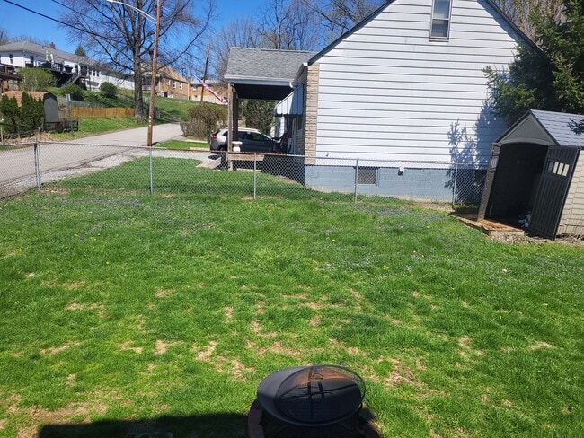 Building Photo - Three bedroom two bath located in North Hills!