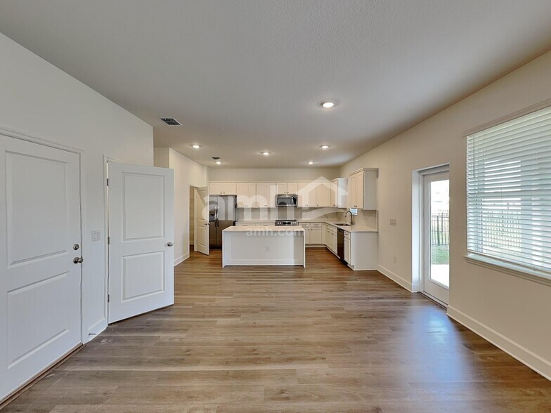 Building Photo - 2908 20th Ave W