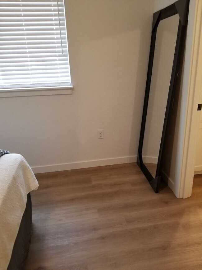 Building Photo - Newer two bedroom/two bath duplex | Availa...