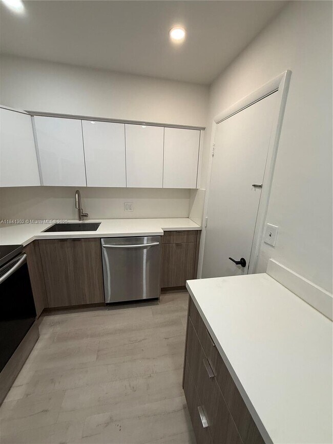 Building Photo - 1150 Madruga Ave