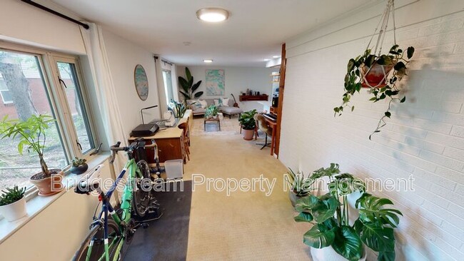 Building Photo - 2125 Belloak Dr