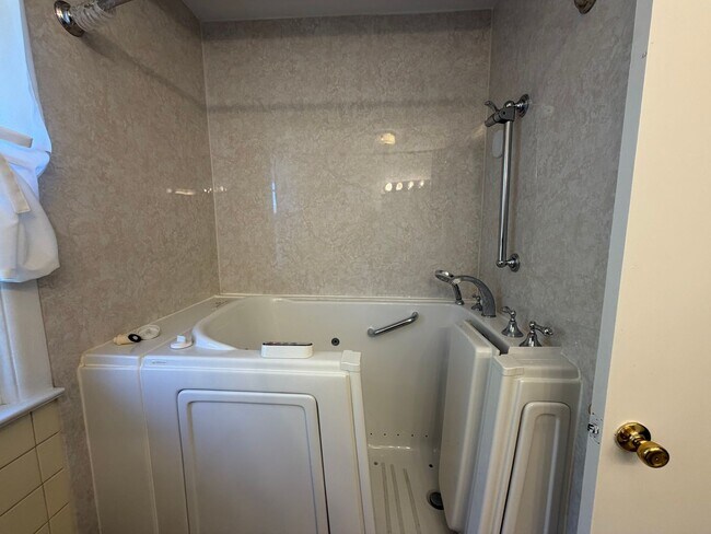 Building Photo - Charming Updated 3-Bedroom in the Heart of Alger Heights
