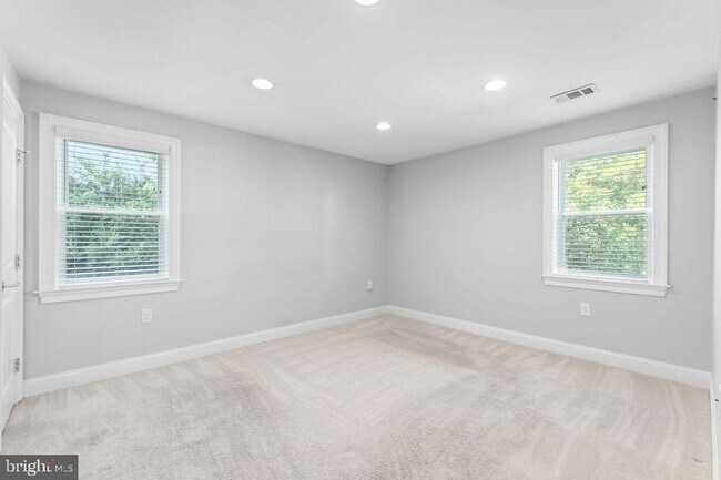 Building Photo - 5803 Ravenswood Rd