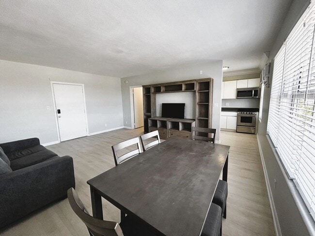 Building Photo - Updated 1 Bedroom 1 Bath Condo - Steps fro...