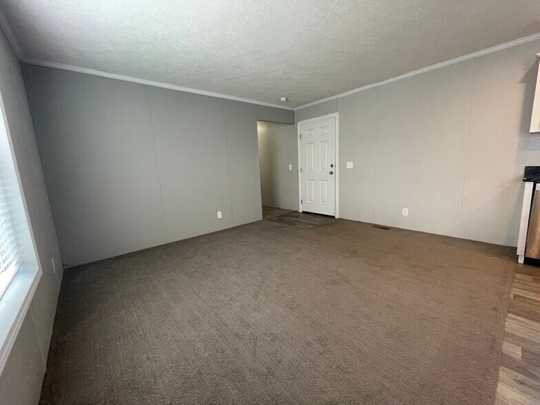 Building Photo - 16185 Notre Dame St