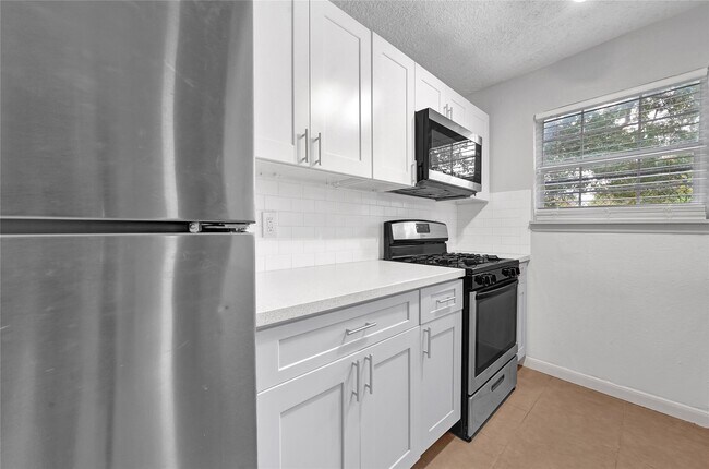 Building Photo - 2503 Delano St