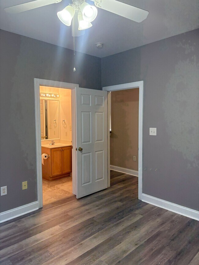 Building Photo - 2037 Silvercrest Dr