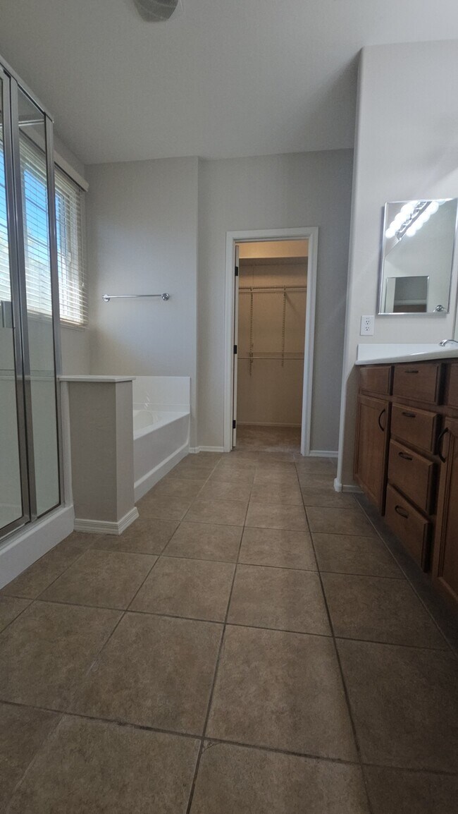 Building Photo - MOVE-IN READY HOME IN COOLEY STATION!