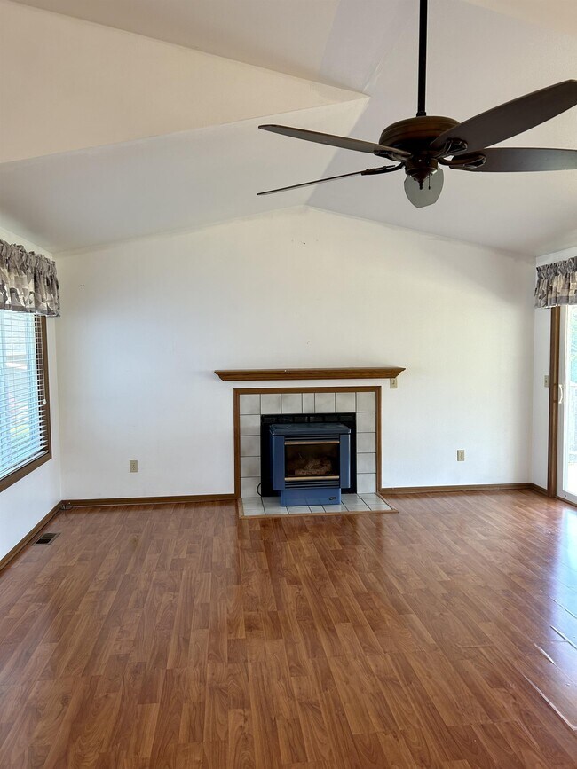 Building Photo - 2060 Oxford Ct
