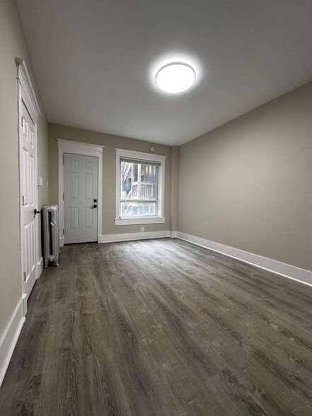 Building Photo - 4364 N Kenmore Ave
