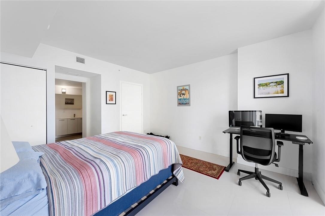 Building Photo - 1300 Brickell Bay Dr