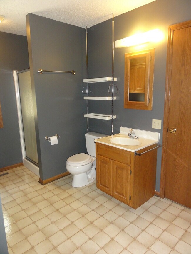 Building Photo - Great Home in Smaller Chapman Community!