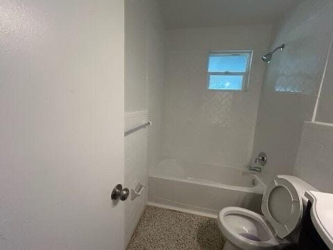 Building Photo - 3 Bed 2 Bathroom Home