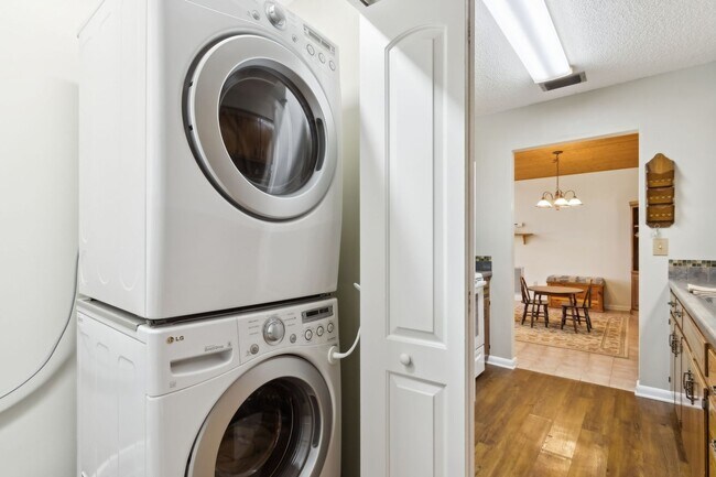 Building Photo - Peaceful Country Living Close to Everything