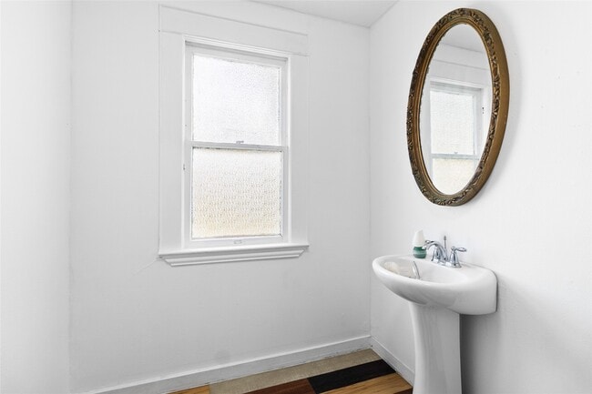 Building Photo - 327 S Robb St