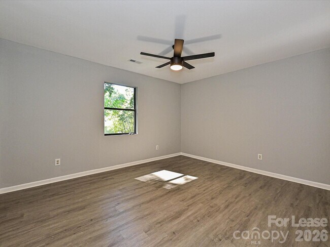 Building Photo - 633 Pennwood Ln