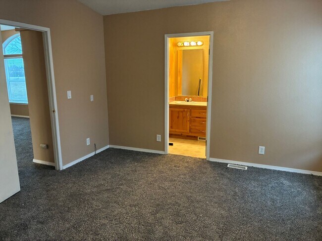 Building Photo - Country living, close to town!!!