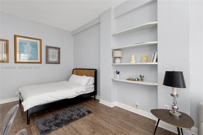 Building Photo - 2421 Lake Pancoast Dr