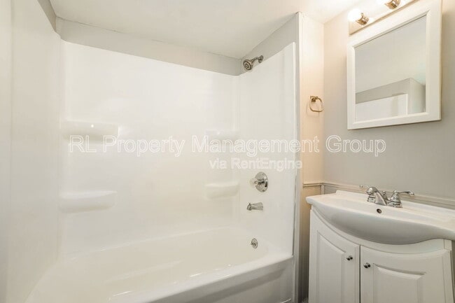 Building Photo - 848 E Chestnut St