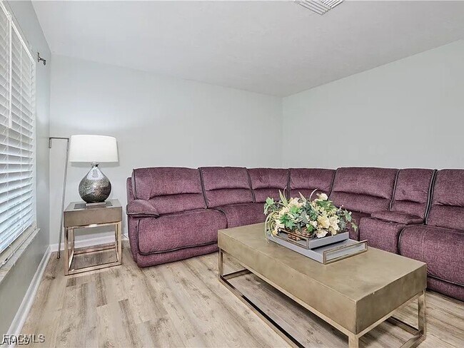 Building Photo - 4240 SE 3rd Ave