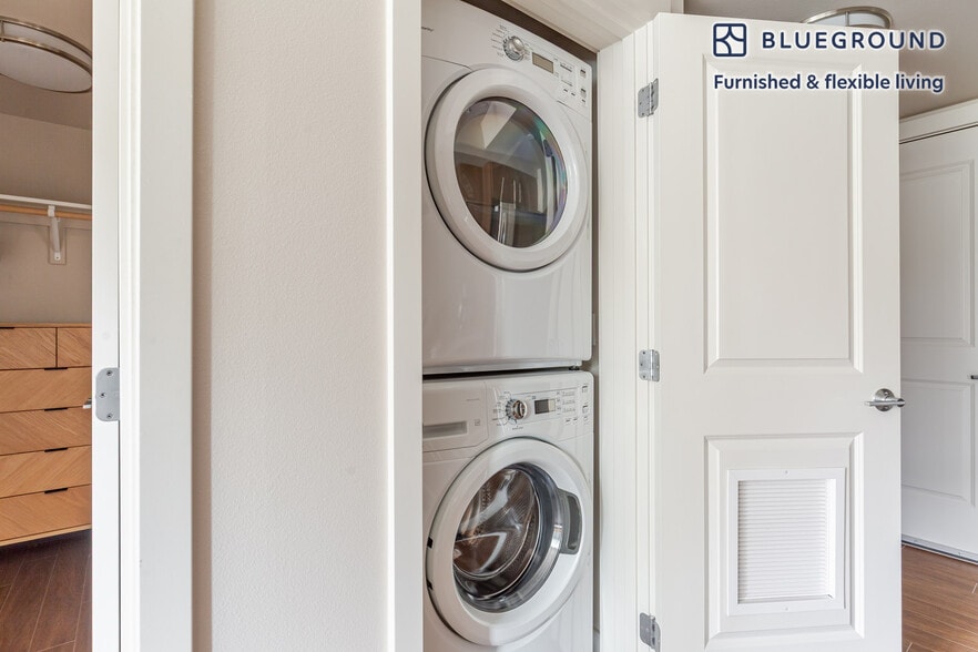 Building Photo - 10333 Main St