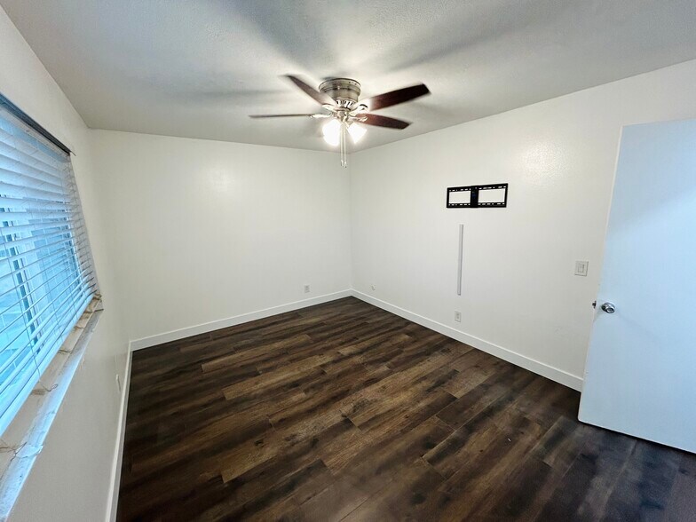 Building Photo - 1721 Normandy Pl