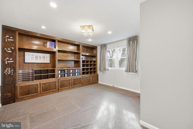 Building Photo - 1721 University Blvd W