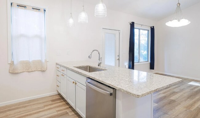 Building Photo - Don't miss out on this beautiful home!