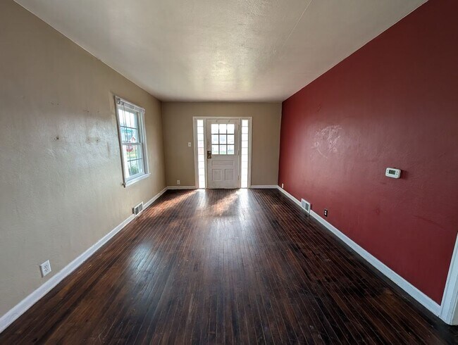 Building Photo - 3-Bedroom, 1-Bathroom Home – $1,250/Month | Accepting Section 8