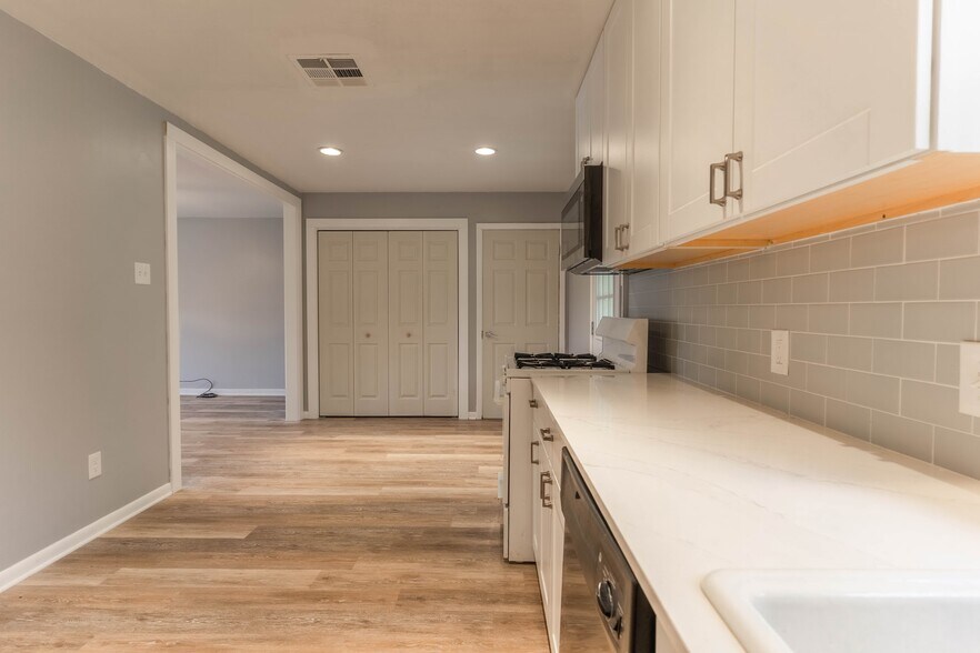 Kitchen and laundry closet - 1800 Hilltop Dr
